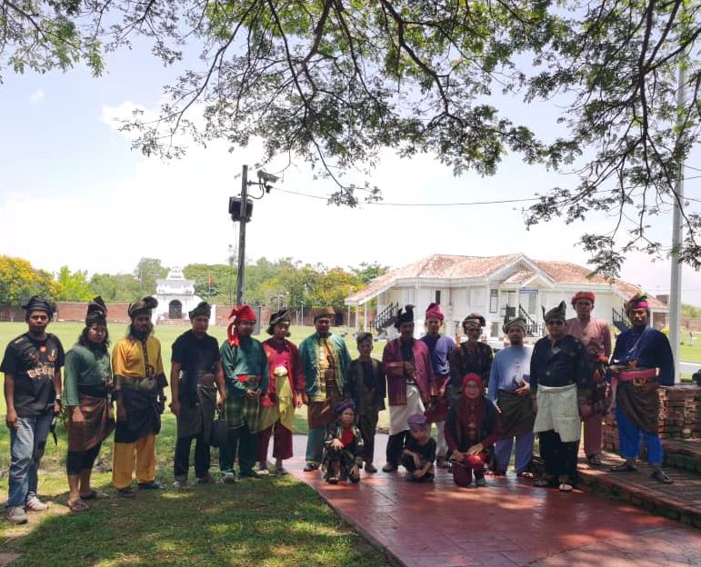 Melayu-Busana-Kebudayaan